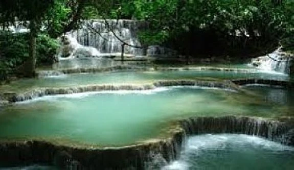 Cascada en terrazas de agua turquesa rodeada de vegetación