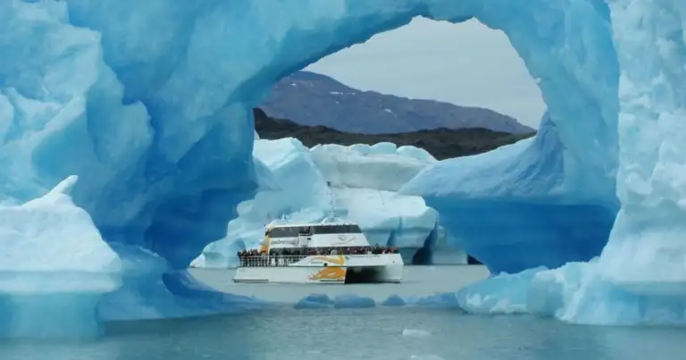 entrada alglaciar perito moreno, un barco navegando entre glaciares