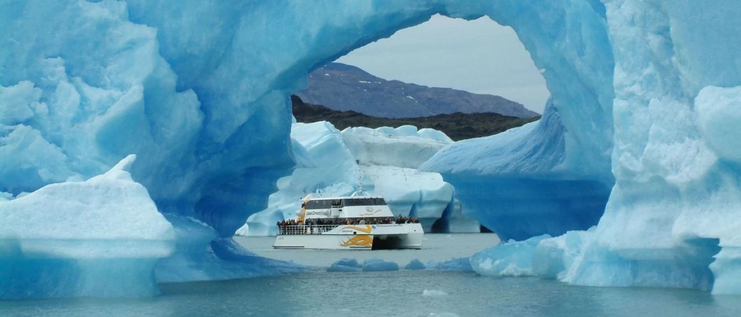entrada alglaciar perito moreno, un barco navegando entre glaciares