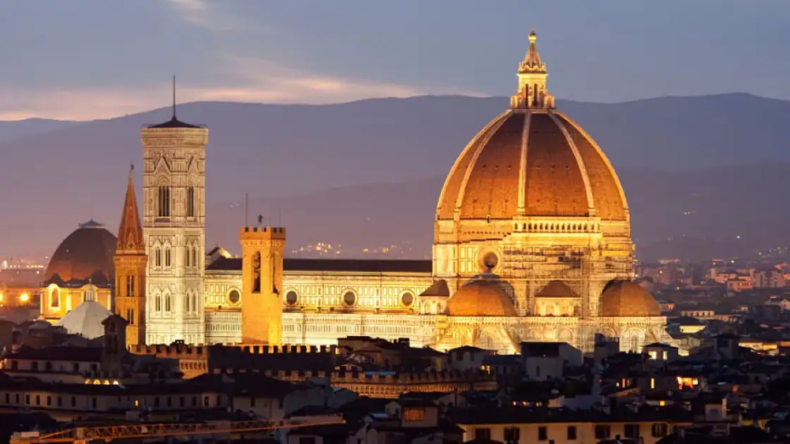 cupula de la catedral de florencia. Es el atardecer y la cúpula se ilumina