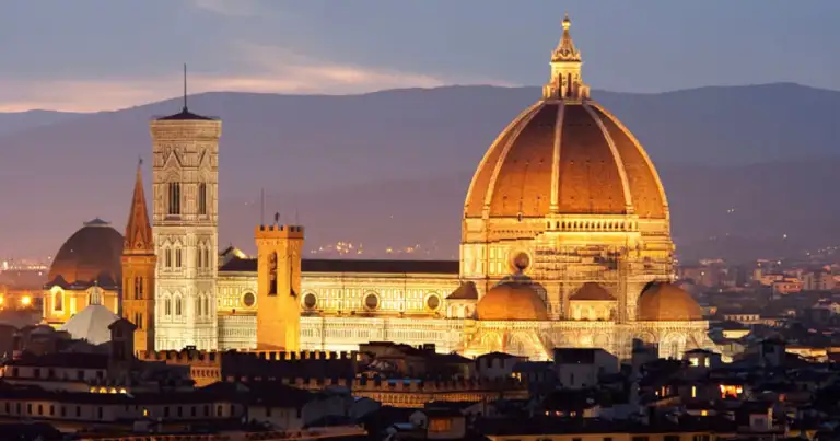 cupula de la catedral de florencia. Es el atardecer y la cúpula se ilumina