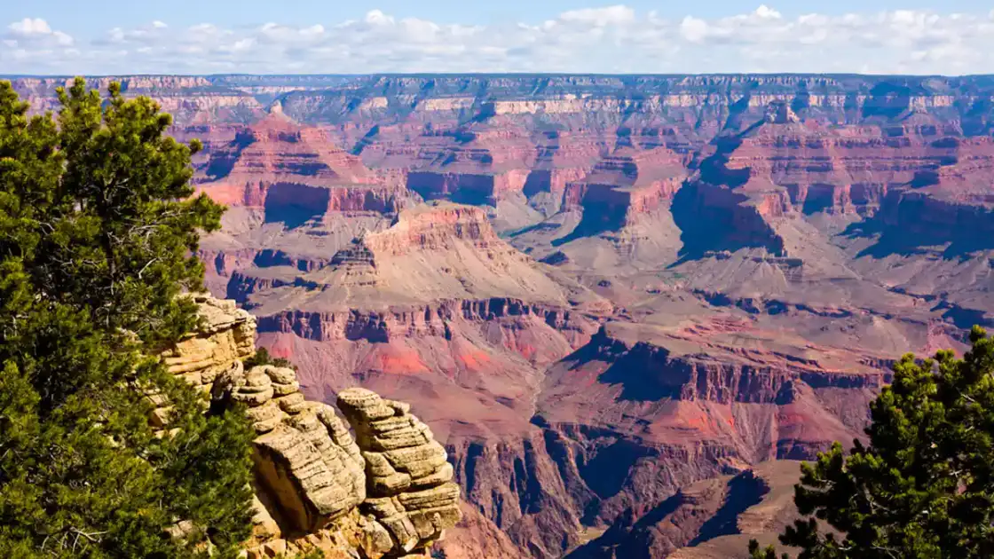 Vistas del Gran Cañón del Colorado con capas de roca roja