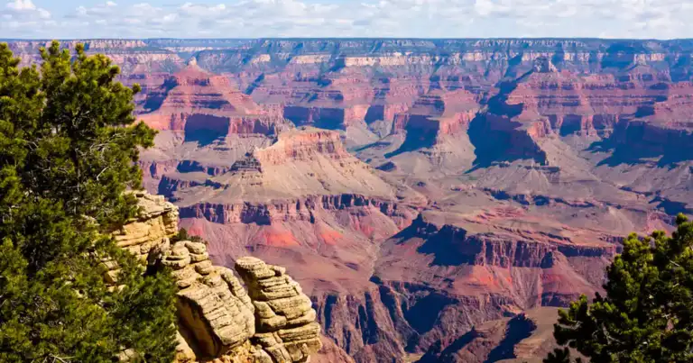 Vistas del Gran Cañón del Colorado con capas de roca roja