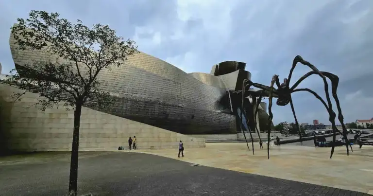 Museo Guggenheim de Bilbao con escultura de araña Maman en la entrada.