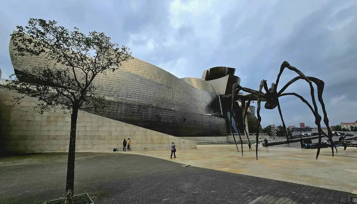 Museo Guggenheim de Bilbao con escultura de araña Maman en la entrada.