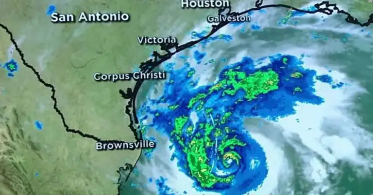 Mapa de Texas con sistema de huracán Harvey aproximándose a la costa