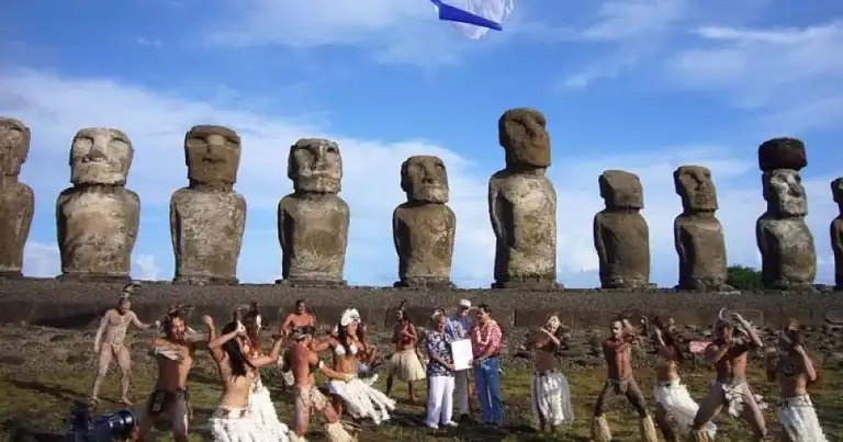 Moais: grandes estatuas humanoides de piedra. gente bailando