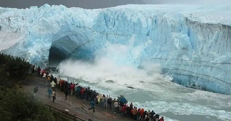 Glaciar azul desprendiéndose ante multitud de turistas en el Perito Moreno
