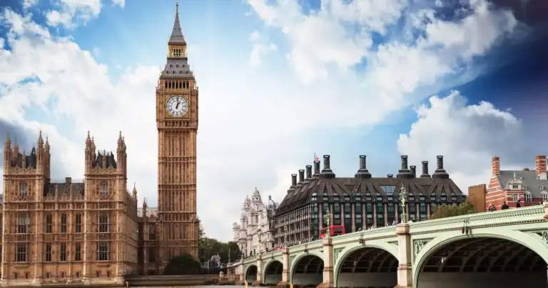 Big Ben y Puente de Westminster en Londres bajo cielo azul