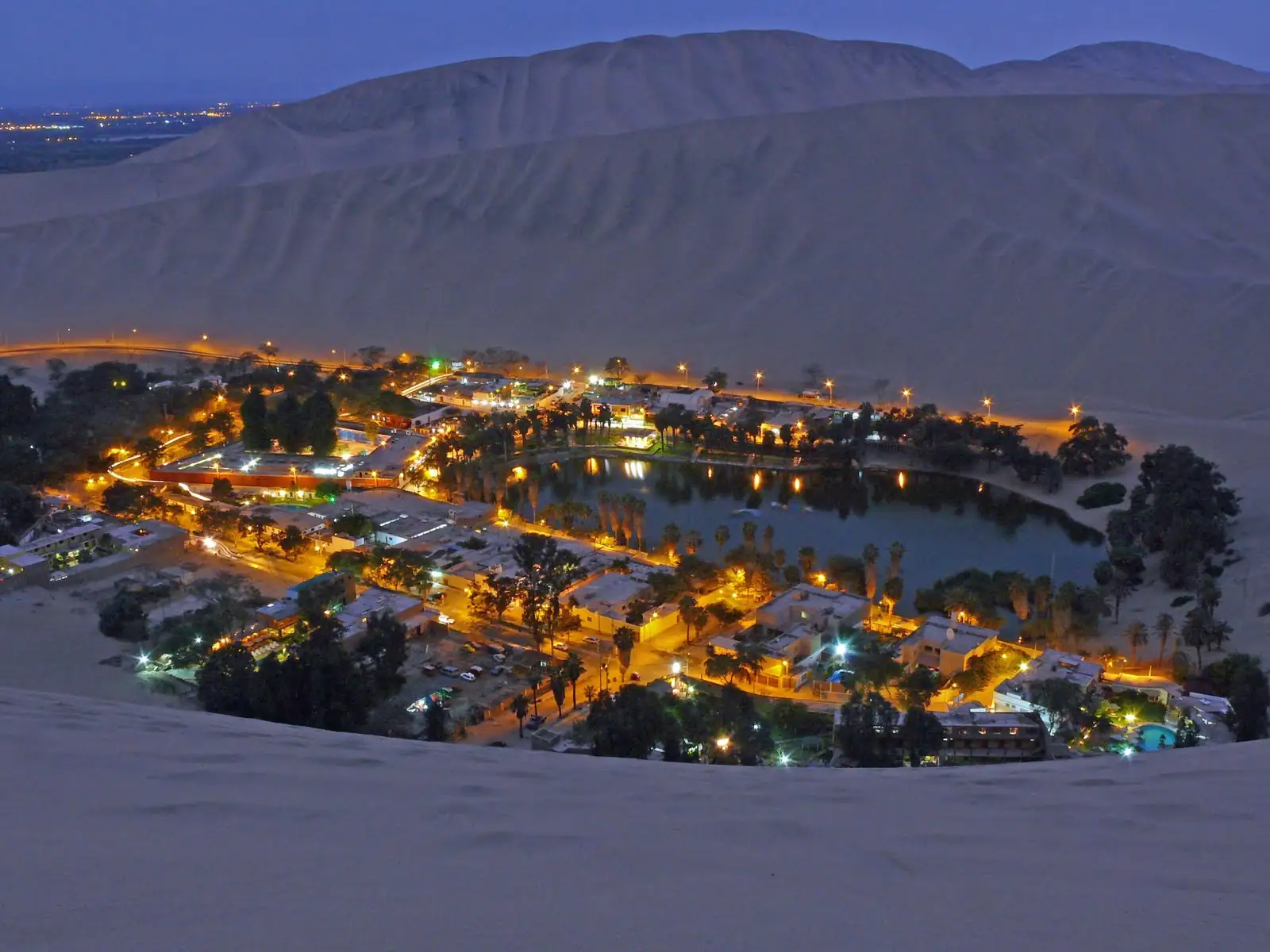 Oasis en San Juan Argentina de noche con lago y luces en medio del desierto
