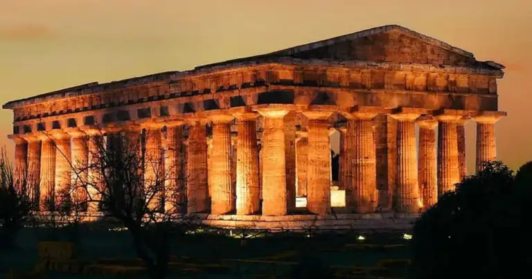 Ruinas del templo griego de Paestum iluminadas al atardecer