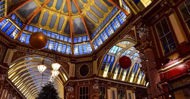 Cúpula del Leadenhall Market en Londres decorada con luces y adornos