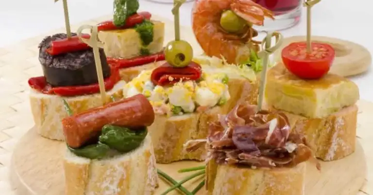 Tabla de pinchos españoles: jamón, queso, camarones y pan tostado