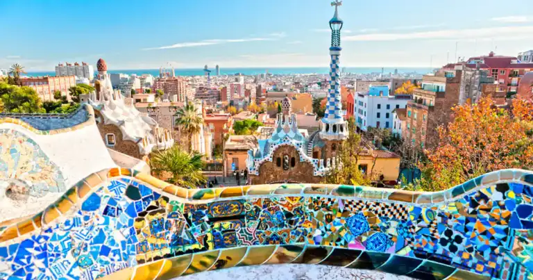 Vistas de Barcelona desde una terraza con mosaicos coloridos