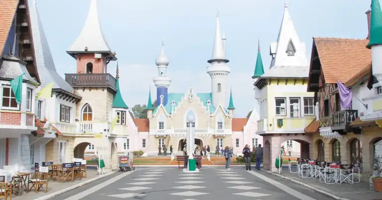 Parque infantil con castillo de cuento de hadas de torres blancas