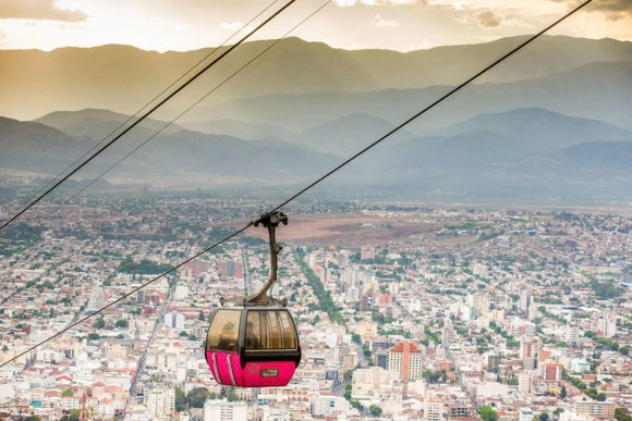 Teleférico de Salta sobrevolando la ciudad con vistas a la cordillera
