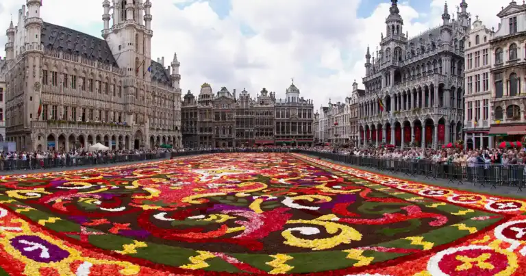 Plaza de Bruselas cubierta con cientos de miles de flores rojas y amarillas