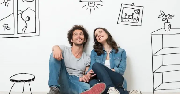 Pareja joven con decoraciones dibujadas de sueños de hogar