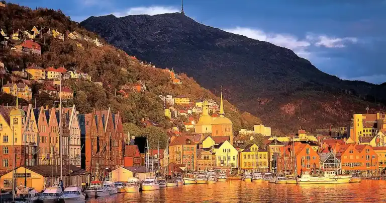 Bergen y un fiordo noruego. Botes, barcos, casas coloridas y montañas