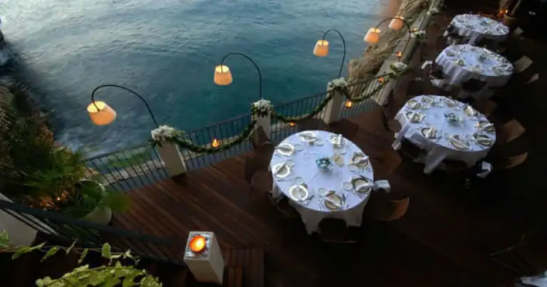 grotta palazzese, sombrillas con mesas en la gruta con vista al mar