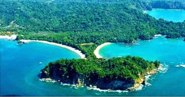 Bahías turquesas con playas blancas e islas boscosas del Parque Nacional Manuel Antonio, Costa Rica