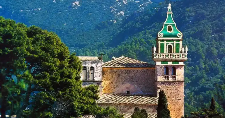 cupula verde de valldemossa entre la vegetacion