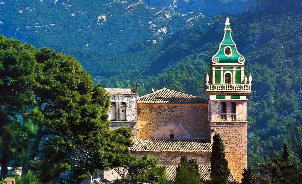 cupula verde de valldemossa entre la vegetacion