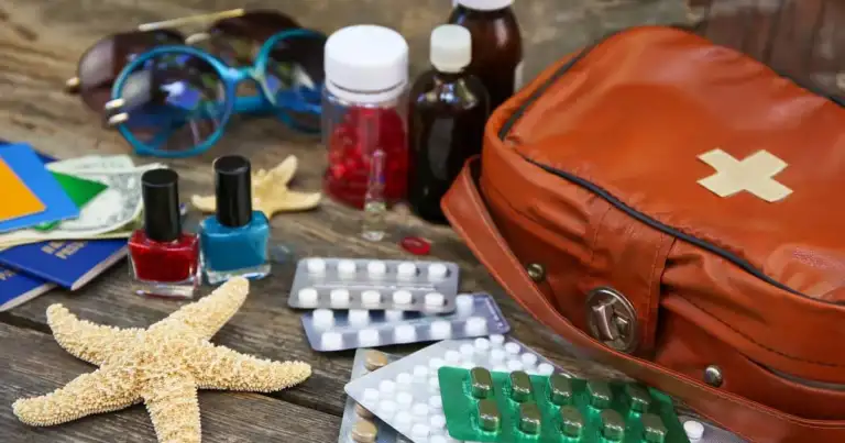 Botiquín de viaje rojo con medicinas y accesorios
