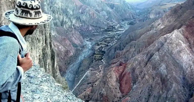 Persona observando valle de montañas coloridas desde mirador