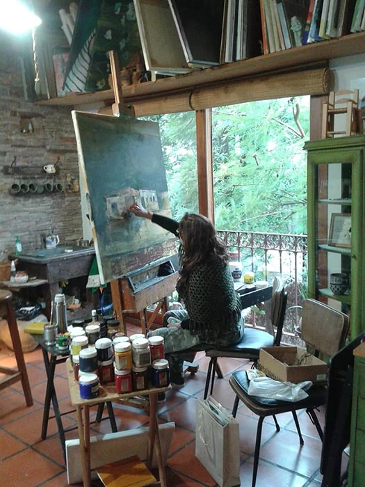Alicia Ceballos pintando en su taller