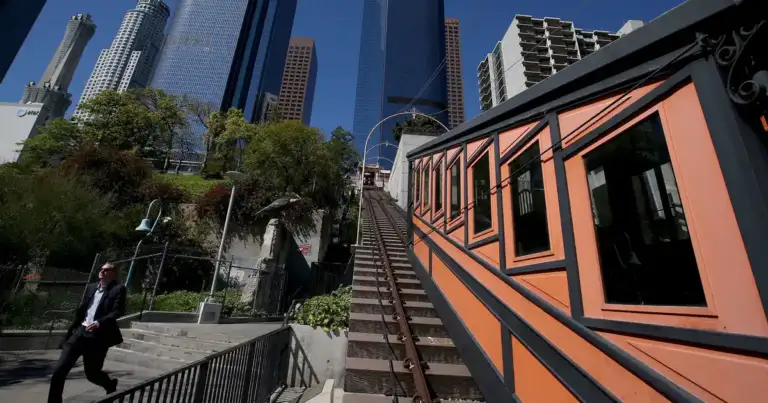 Funicular histórico Angels Flight naranja con rascacielos de Los Ángeles