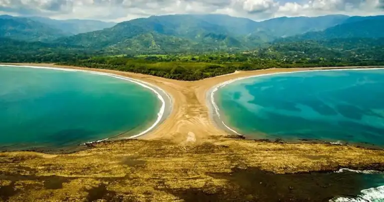 Bahía turquesa con dos playas en forma de luna en Costa Rica
