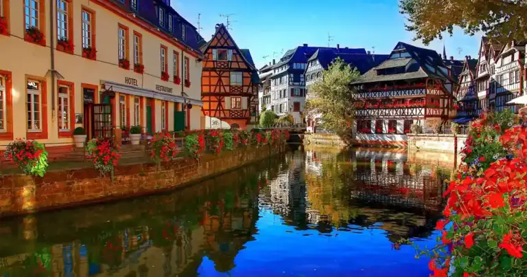 Estrasburgo con sus casas sobre el agua de color celeste
