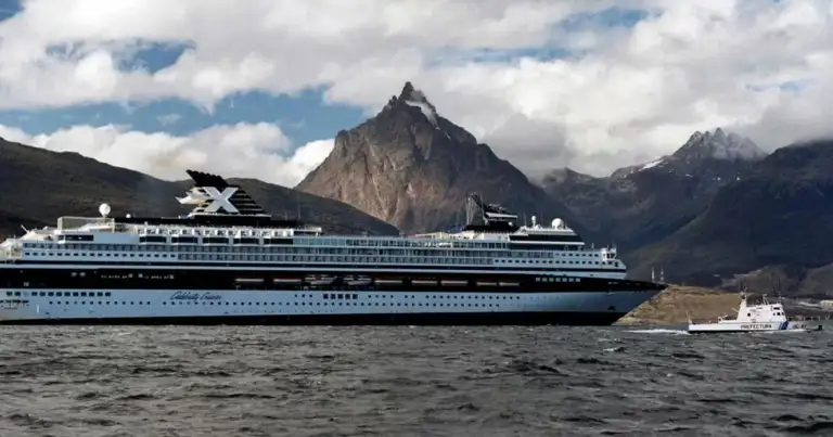 Crucero Stella Australis en puerto de montaña patagónica