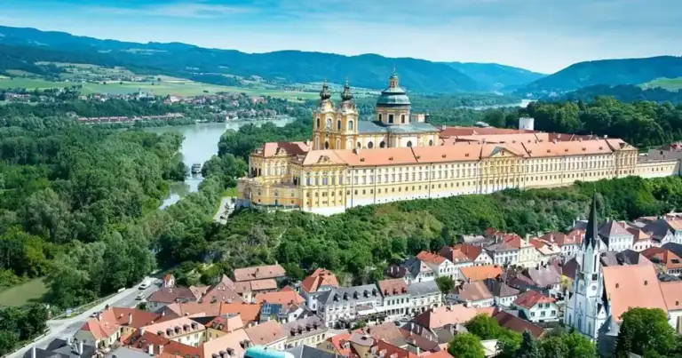 Abadia de Melk domina desde arriba