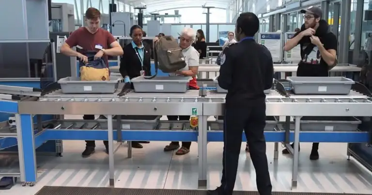 Control de seguridad en aeropuerto con mesas de inspección