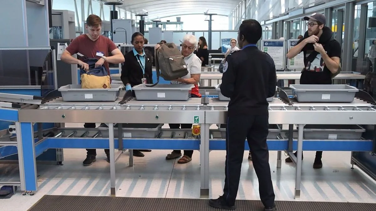 Control de seguridad en aeropuerto con mesas de inspección