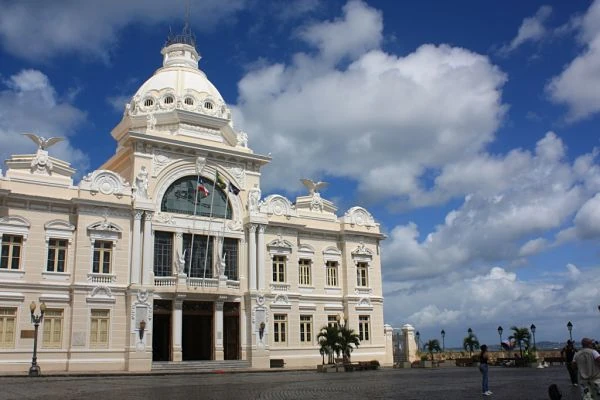 Palacio histórico blanco con cúpula neoclásica bajo cielo azul