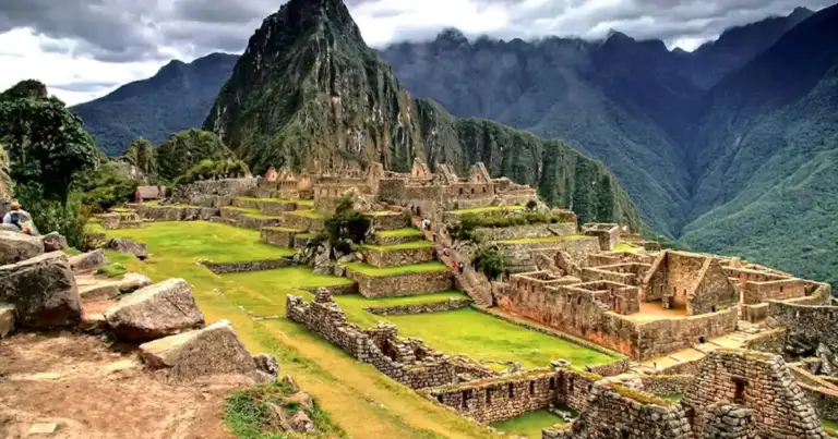 Ruinas de Machu Picchu con montaña de picos en valle verde