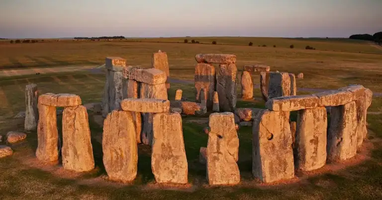 Vista aérea de Stonehenge con formaciones de piedra en llanura