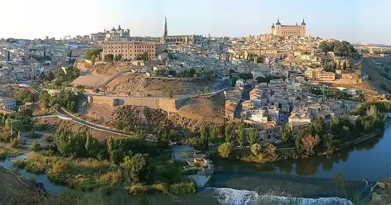 Ciudad medieval Toledo rodeada de río con catedral y edificios
