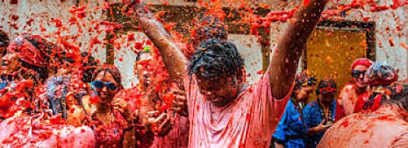 La Tomatina de Buñol Participantes cubiertos de tomate durante la batalla de la Tomatina en Buñol