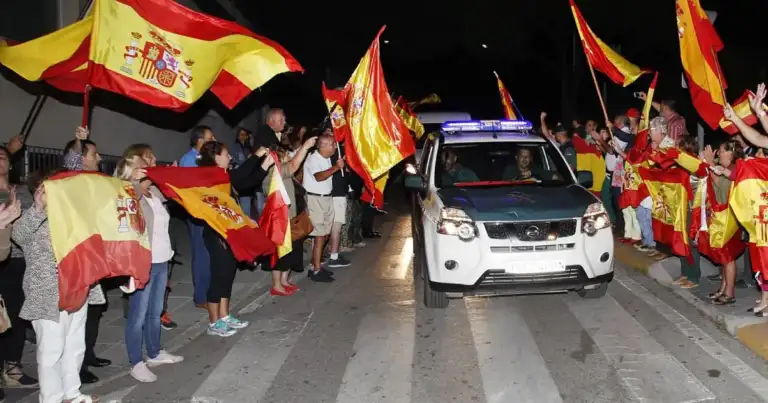 Manifestantes con banderas españolas