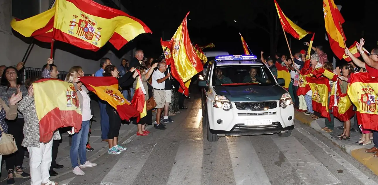 Manifestantes con banderas españolas