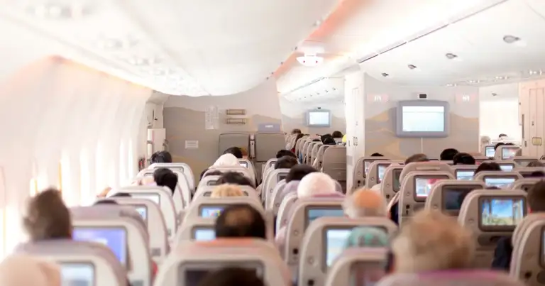 Interior de cabina de avión comercial con asientos