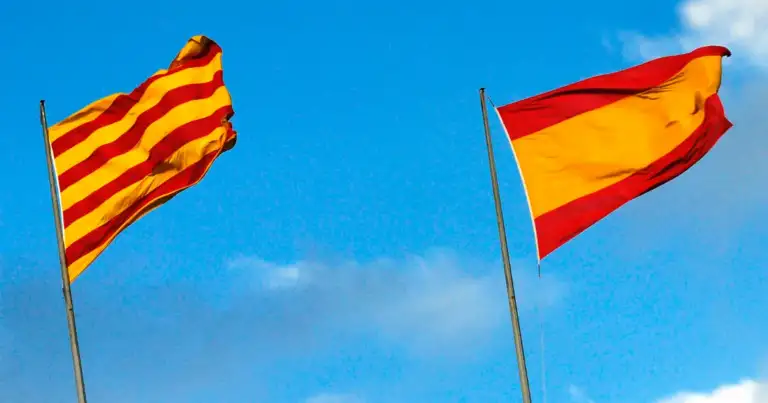 Banderas de Cataluña y España ondulando