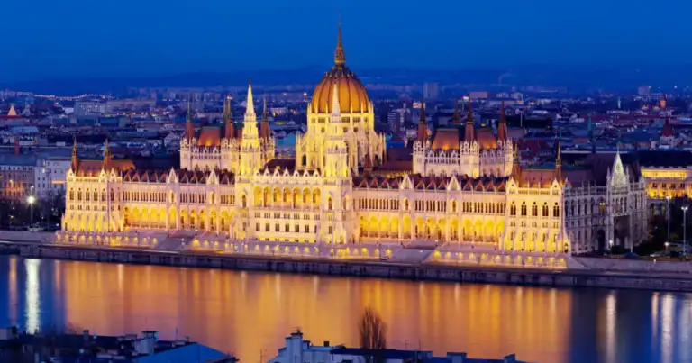 parlamento de budapest iluminado.se refleja en el danubio