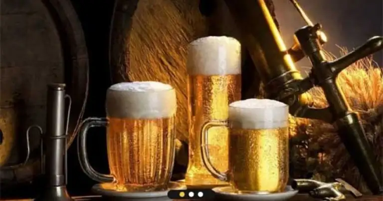 Tres jarras de cerveza dorada con espuma abundante