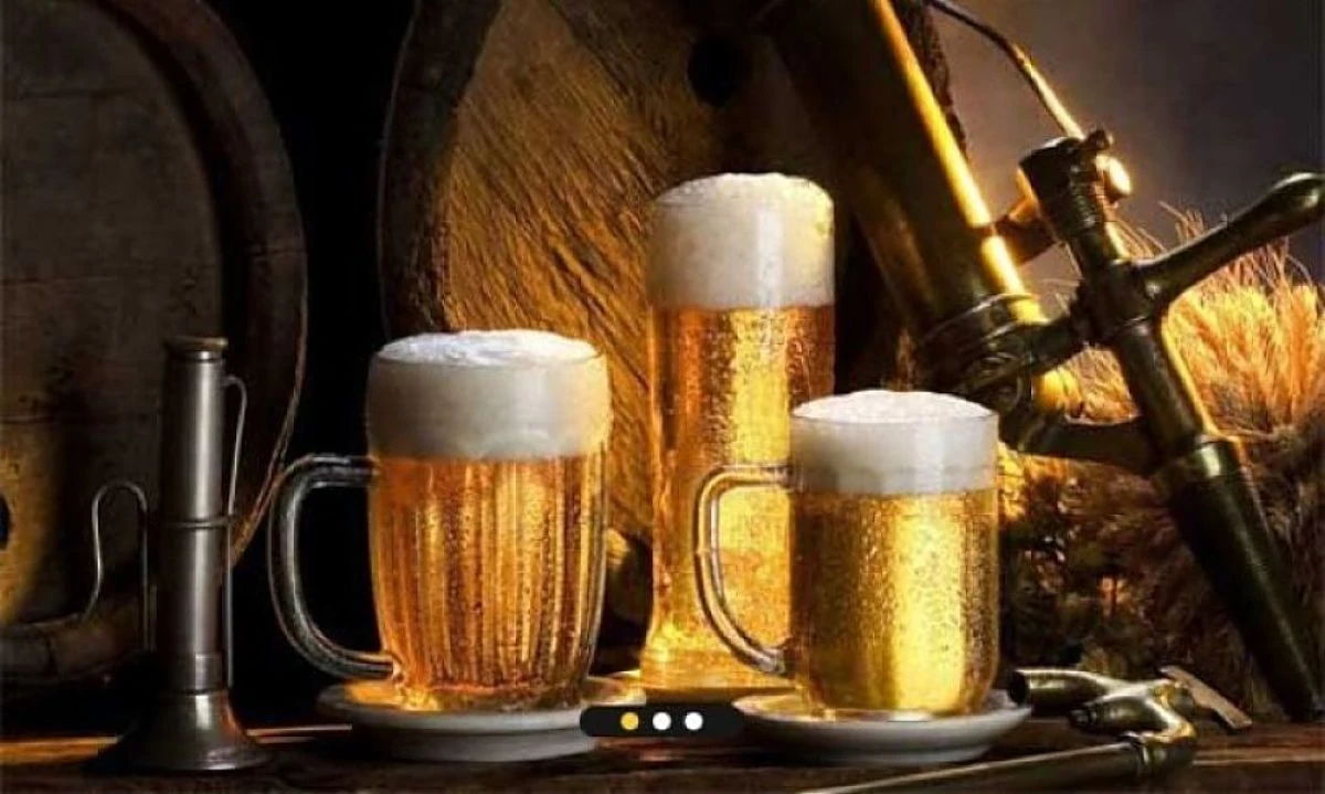 Tres jarras de cerveza dorada con espuma abundante
