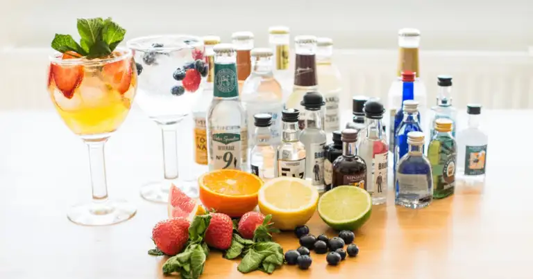 Cócteles con frutas y botellas de bebidas alcohólicas